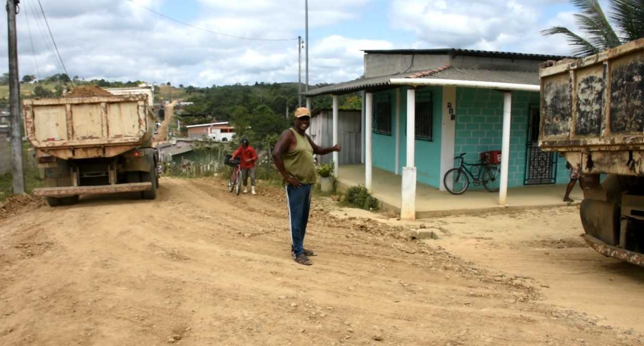 Camacã: Moradores do Brogodó felizes com o casacalhamento e patrolamento do bairro
